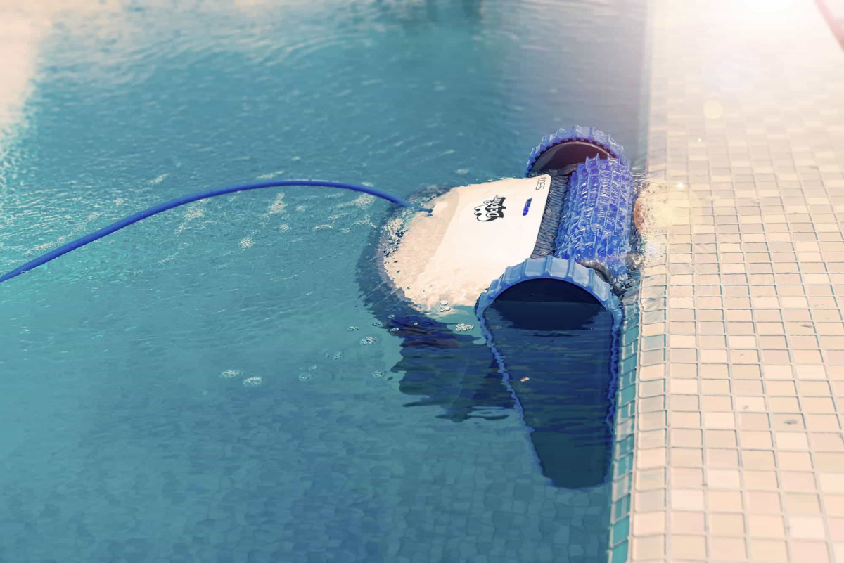 Nettoyage d'une piscine coque avec robot